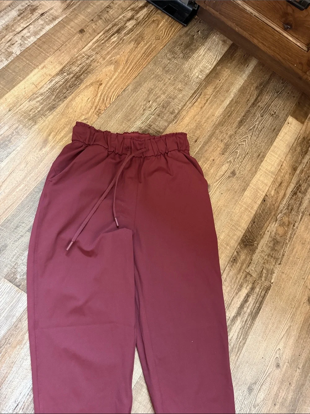 Lululemon athletica Women’s Burgundy Drawstring Joggers Sz 4- very nice cond.